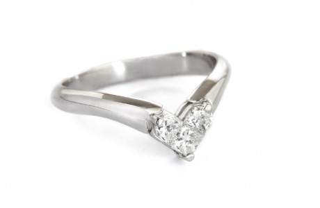 Gentle white gold heart-shaped ring