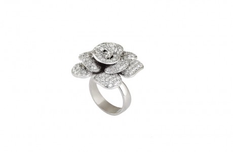 Rose form ring set with diamonds